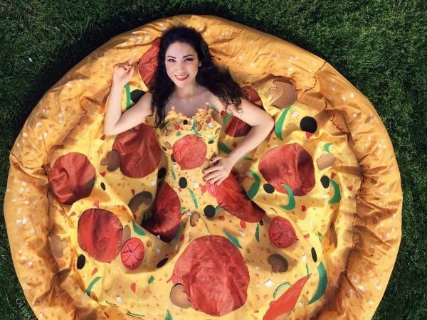 Bạn sẽ trở thành "Nữ hoàng Prom" nếu dám diện chiếc váy pizza này!