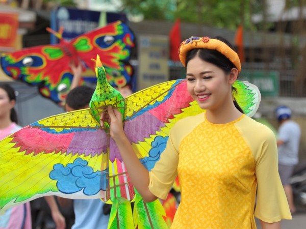 Vẻ đẹp ngọt ngào của Á hậu Thanh Tú tại Festival làng nghề truyền thống