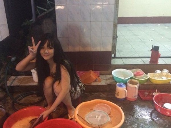 Cô gái Việt Nam bỗng dưng nổi tiếng tại Hàn Quốc vì ngồi rửa bát mà vẫn xinh đẹp 