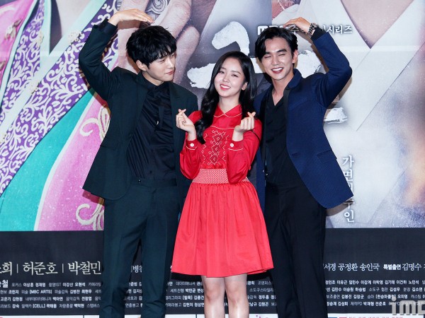 Bộ ba Yoo Seung Ho - Kim So Hyun - L "tình bể bình" trong họp báo "Mặt nạ quân chủ"