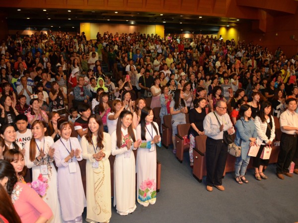 Khán giả Việt ở Đài Loan ủng hộ ca sĩ Dương Đình Trí với chương trình ‘Bước chân hai thế hệ’