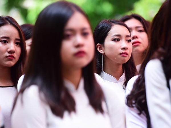 Teen khối 12 THPT Việt Đức (Hà Nội) rưng rưng trong buổi lễ bế giảng năm học