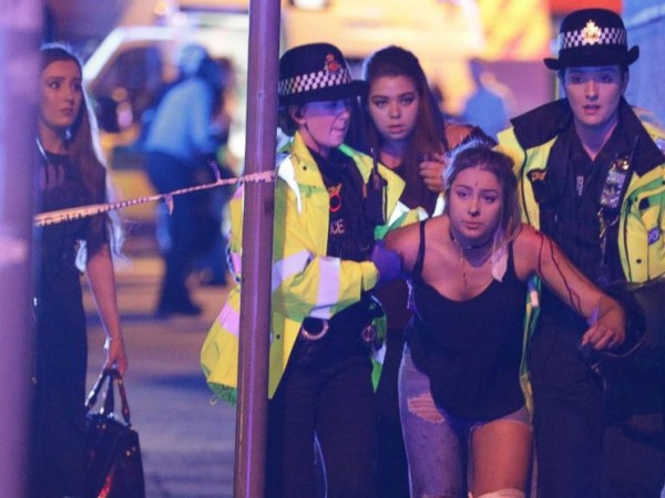Sao Âu Mỹ chia sẻ nỗi đau với các nạn nhân vụ đánh bom show diễn Ariana Grande tại Manchester (Anh)