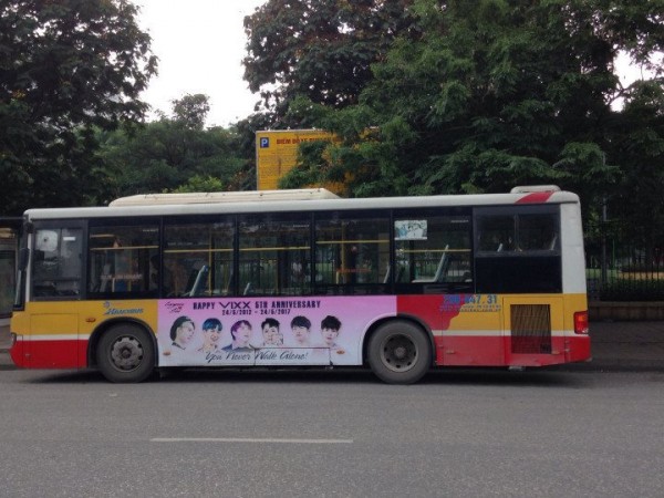 Banner chúc mừng sinh nhật VIXX xuất hiện trên xe buýt tại Hà Nội