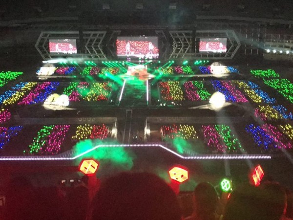 Encore concert của EXO tại Jamsil cực kỳ hoành tráng, Lay đăng ảnh cổ vũ các thành viên