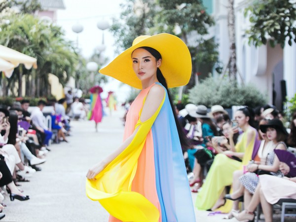 Hoa hậu Kỳ Duyên yêu kiều trong show thời trang "Life in colors" của NTK Đỗ Mạnh Cường