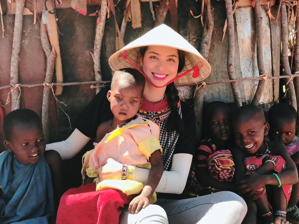 Nghe Hoa hậu Phạm Hương kể chuyện về tinh thần lạc quan của bộ tộc Samburu (Kenya)