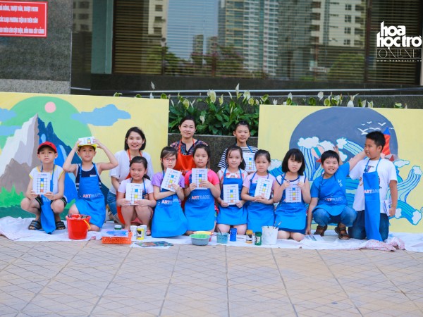 Hà Nội: Thích thú với các em nhỏ trổ tài họa sĩ vẽ tranh khổng lồ 