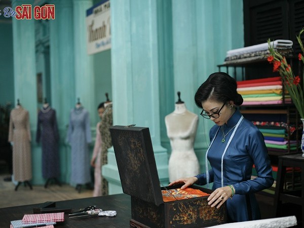 "Đả nữ" Ngô Thanh Vân bất ngờ dịu dàng, ngồi tự may áo dài trong phim "Cô Ba Sài Gòn"
