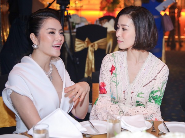 Mỹ nhân Việt đọ sắc cùng nữ diễn viên Hồng Kông Xa Thi Mạn tại sự kiện của Lý Nhã Kỳ