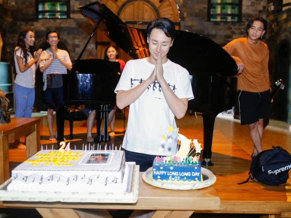 Rocker Nguyễn được fan tổ chức sinh nhật bất ngờ tại trường quay