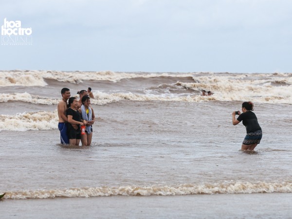 Thái Bình: "Bất chấp" cơn bão số 2, người dân vẫn đổ xô đi tắm biển ở Cồn Vành