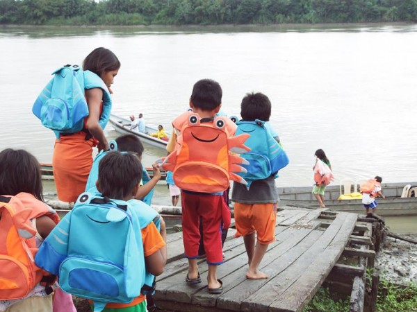 "The lifesaver backpack" - Dự án ý nghĩa dành cho trẻ em đến trường mùa mưa lũ