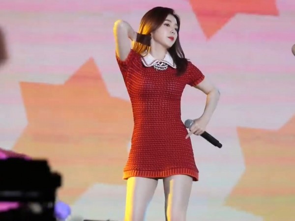 Một lần nữa, Irene (Red Velvet) lại gặp rắc rối với những bộ trang phục biểu diễn siêu ngắn