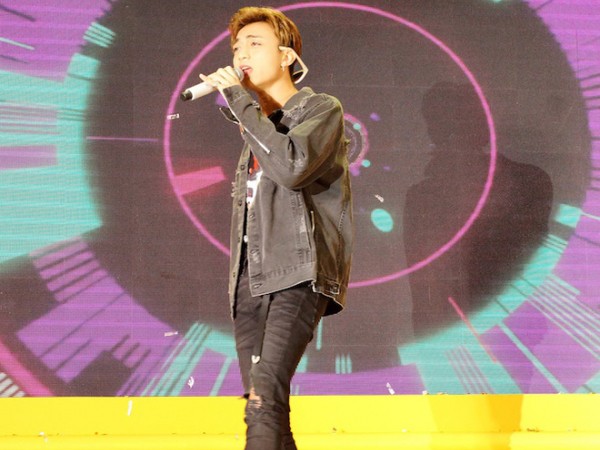 Soobin Hoàng Sơn lần đầu hát live tặng khán giả ca khúc mới "Xin đừng lặng im"