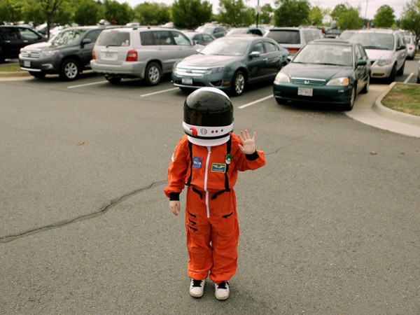 Cười "lộn ruột" với bức thư xin làm "vệ binh dải ngân hà" của cậu bé 9 tuổi gửi NASA