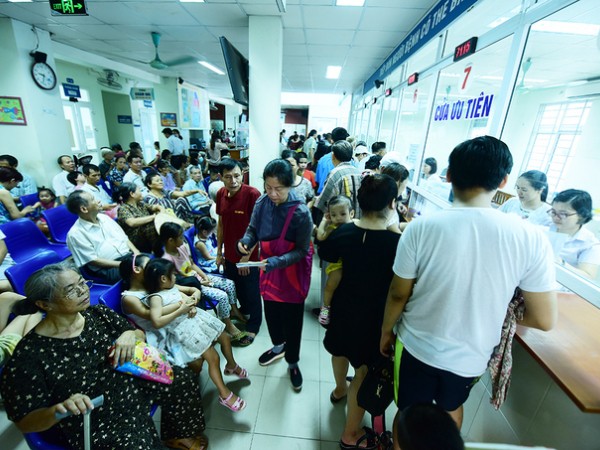 Nóng: Ghi nhận hàng ngàn người đi khám bệnh sốt xuất huyết mỗi ngày ở Hà Nội