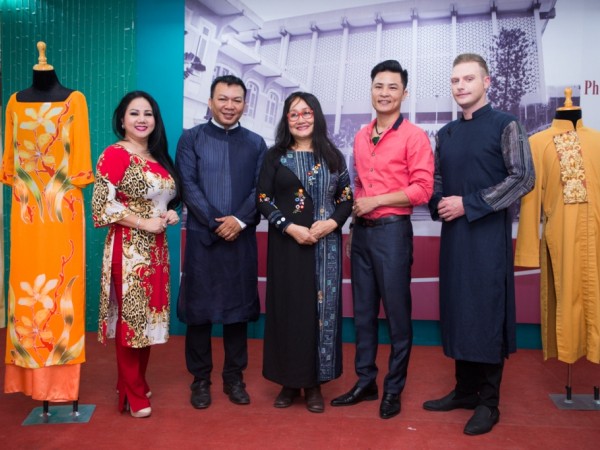 Ca sĩ Kyo York, Ngọc Ánh và nhà văn Nguyễn Thị Minh Ngọc tặng áo dài cho bảo tàng