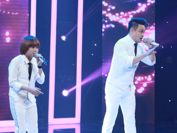 ​Sau khi trở thành Quán quân "Vietnam Idol Kids", Thiên Khôi đoạt luôn giải Nhất của "Gia Đình Song Ca"