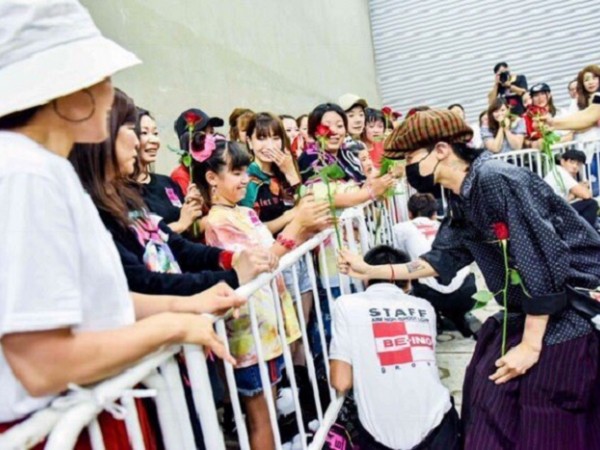 Đi xem concert của G-Dragon, cô gái nào cũng được chính tay anh chàng tặng một đóa hồng 