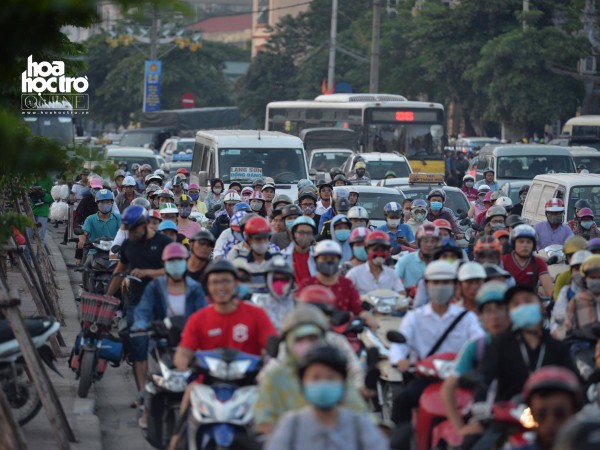 Hà Nội: Các khu vực bến xe "tấp nập" sinh viên về quê nghỉ lễ, đường phố đông đúc