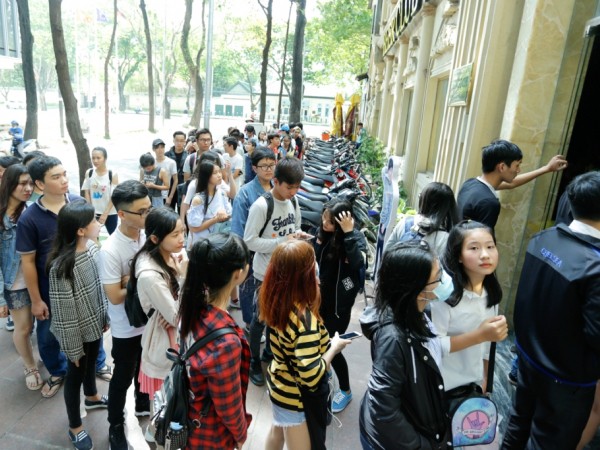 Hàng trăm bạn trẻ xếp hàng dài từ 12g trưa để chờ giao lưu cùng Gin Tuấn Kiệt 
