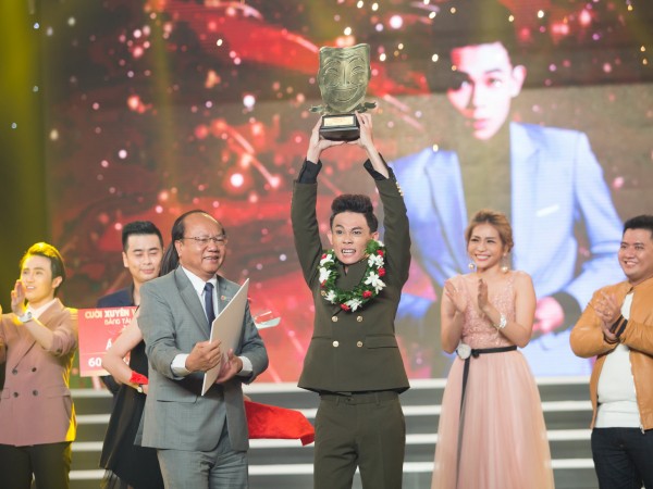 Tân Quán quân Hồng Thanh xác lập kỉ lục tại chương trình "Cười Xuyên Việt 2017"