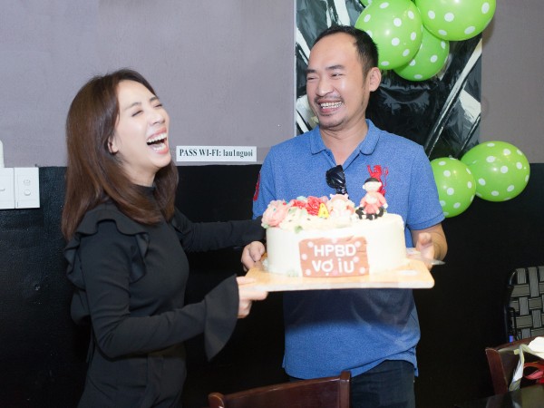 Tiến Luật cùng người hâm mộ bất ngờ tổ chức sinh nhật cho bà xã Thu Trang