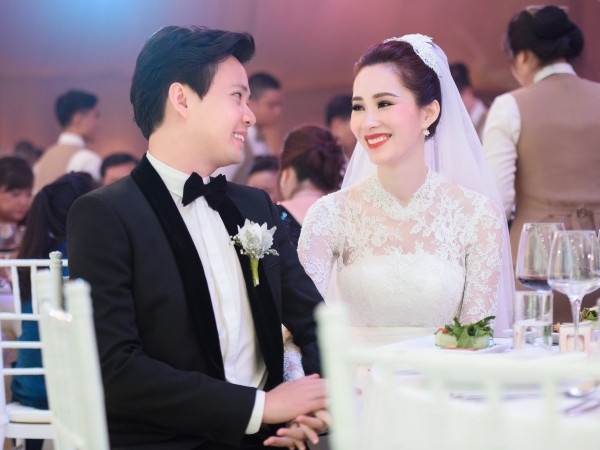 Ngắm loạt ảnh rạng ngời hạnh phúc của Hoa hậu Thu Thảo trong hôn lễ đẹp như mơ
