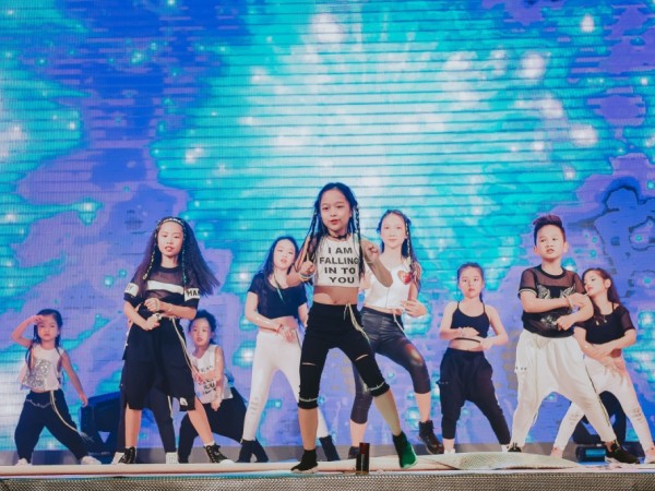 "Đội quân dancer nhí" hướng dẫn hàng trăm người lớn nhảy flashmob cực sung