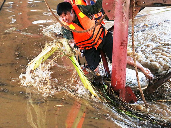 Công nhân dầm mình “giải cứu” cầu Long Biên khỏi rác thải do mưa lũ dồn về