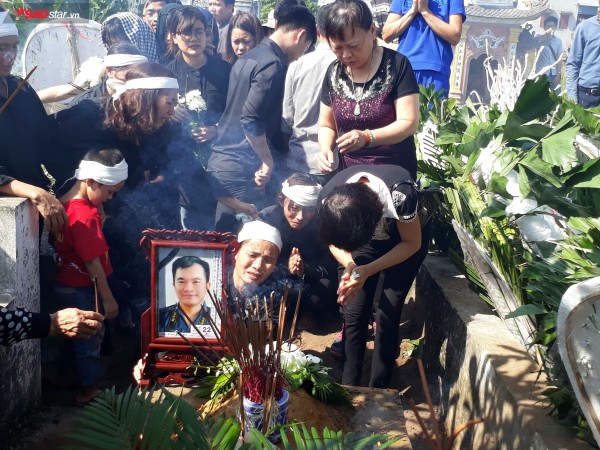 Nghẹn ngào lễ an táng đưa tro cốt phóng viên Đinh Hữu Dư về nơi an nghỉ cuối cùng