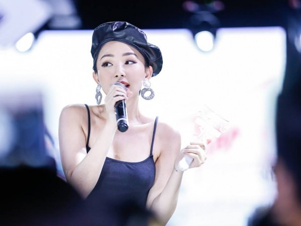 Tóc Tiên trở thành ca sĩ V-Pop thứ 2 phát hành light stick cho fanclub của mình