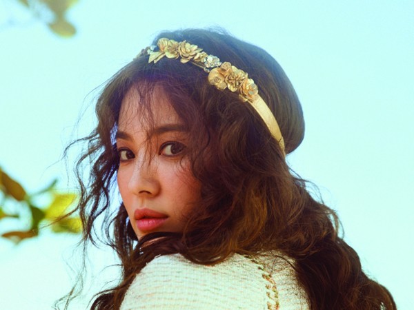 Ngắm trọn bộ ảnh "cô dâu tháng 10" Song Hye Kyo đẹp như nữ thần trên tạp chí Vogue Korea