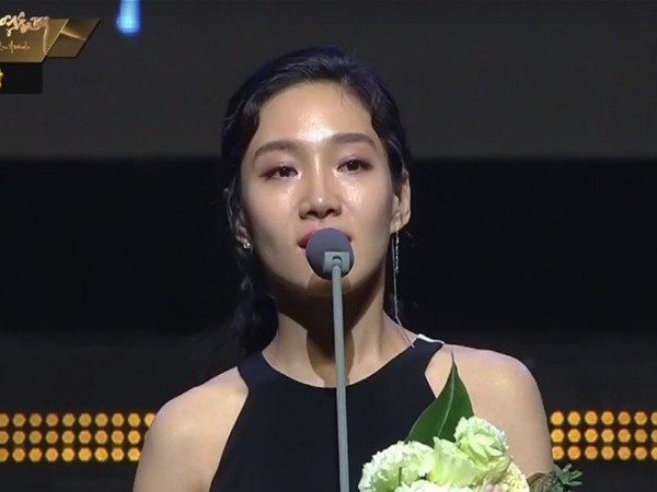 Tranh cãi nhân viên nhà đài xúc phạm nghệ sĩ trong giải thưởng điện ảnh hàng đầu Hàn Quốc