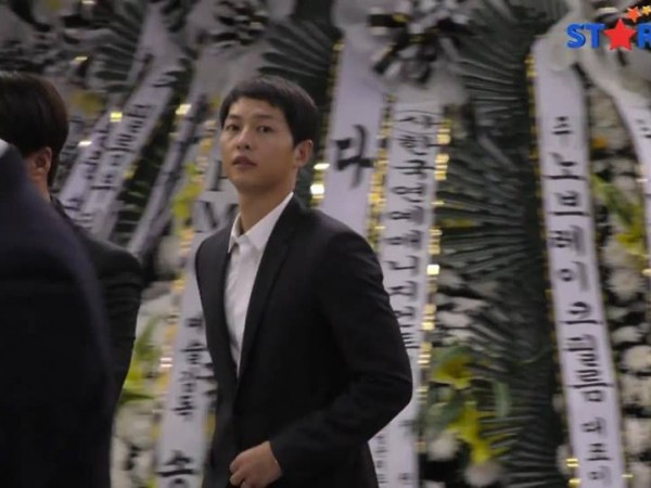 Song Joong Ki hoãn tuần trăng mật, đến viếng đám tang diễn viên Kim Joo Hyuk ngay sau lễ cưới