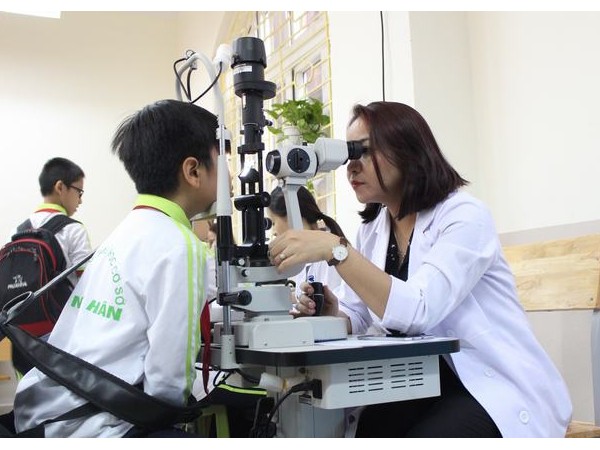 Hà Nội: Gần 50% học sinh trường THCS Lê Ngọc Hân phải đeo kính