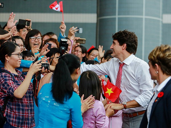 Hàng nghìn sinh viên Đại học Tôn Đức Thắng đón Thủ tướng Canada
