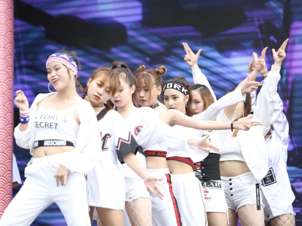 Nhiều nhóm nhảy Việt "cháy" hết mình với hit K-Pop tại lễ hội Hàn Quốc