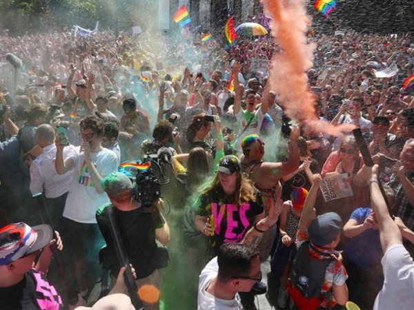 Hơn nửa dân số Úc biểu quyết đồng ý thông qua luật cho phép hôn nhân đồng giới