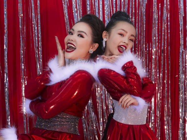 Huỳnh Mến thực hiện clip nhảy cover nhân dịp "Nô-en" để tặng các học trò nhí