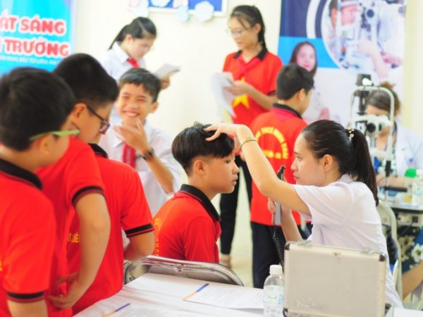 Cùng teen THCS Hoàng Hoa Thám chăm sóc mắt xinh trong ngày hội “Mắt sáng tới trường” 