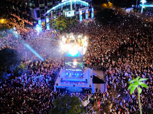 Hơn 50 ngàn khán giả cuồng nhiệt với lễ hội đếm ngược chào năm mới tại TP.HCM