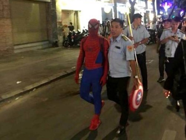 Bán hàng rong ở phố đi bộ Nguyễn Huệ, "Người Nhện" bị phạt 350.000 đồng