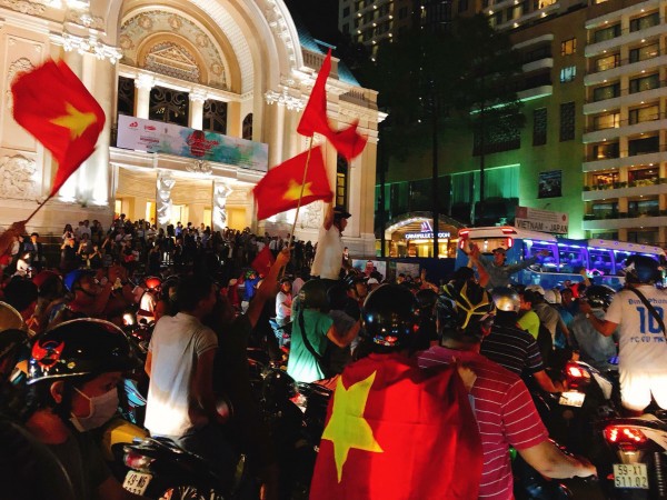 TP.HCM: Người dân không ngủ, tràn ra khắp các nẻo đường mừng tuyển Việt Nam vào bán kết U23 Châu Á