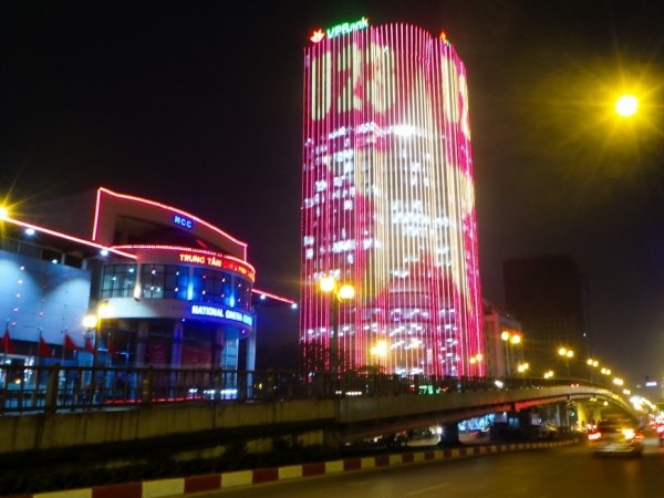Hà Nội: Người dân thích thú với tòa nhà chăng đèn led đỏ rực cổ vũ U23 Việt Nam