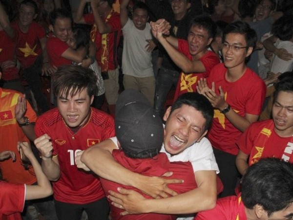 Fan khóc như mưa, hôn nhau đắm đuối vì chiến thắng thần kỳ của U23 Việt Nam
