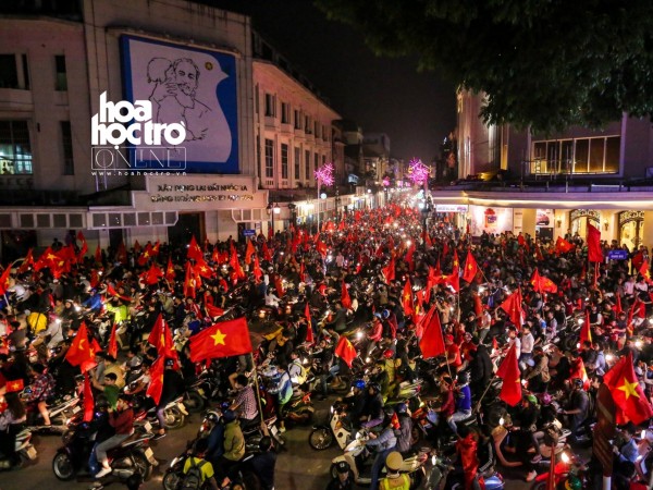 Hà Nội: Mọi ngả đường "tê liệt", nhuộm đỏ màu cờ sau chiến thắng "không tưởng" của U23 Việt Nam