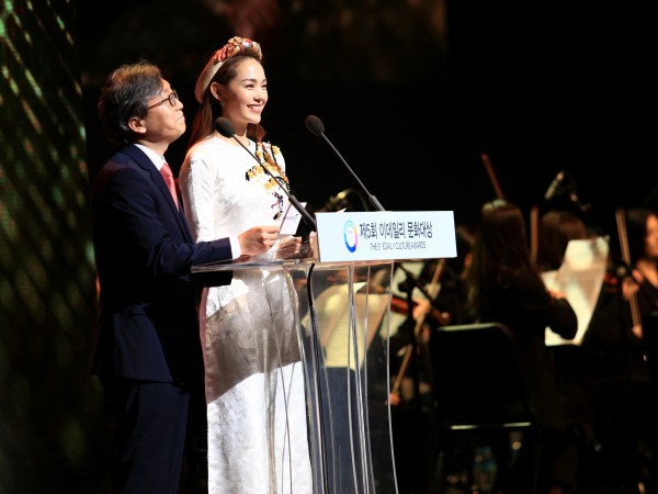 Minh Hằng nói tiếng Hàn lưu loát trên sân khấu Edaily Culture Awards