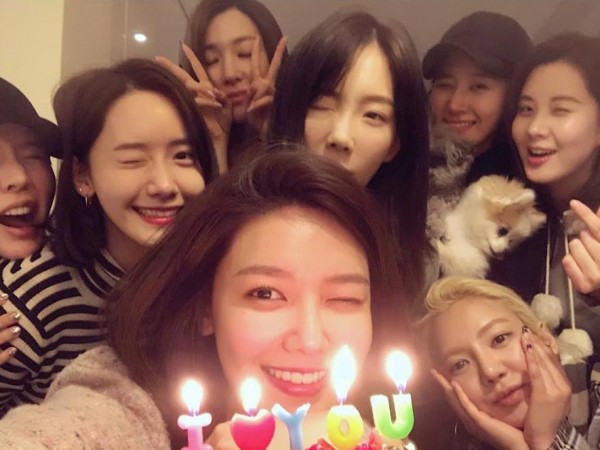 Thật cảm động! Cả 8 thành viên SNSD đã về lại bên nhau để chúc mừng sinh nhật Sooyoung